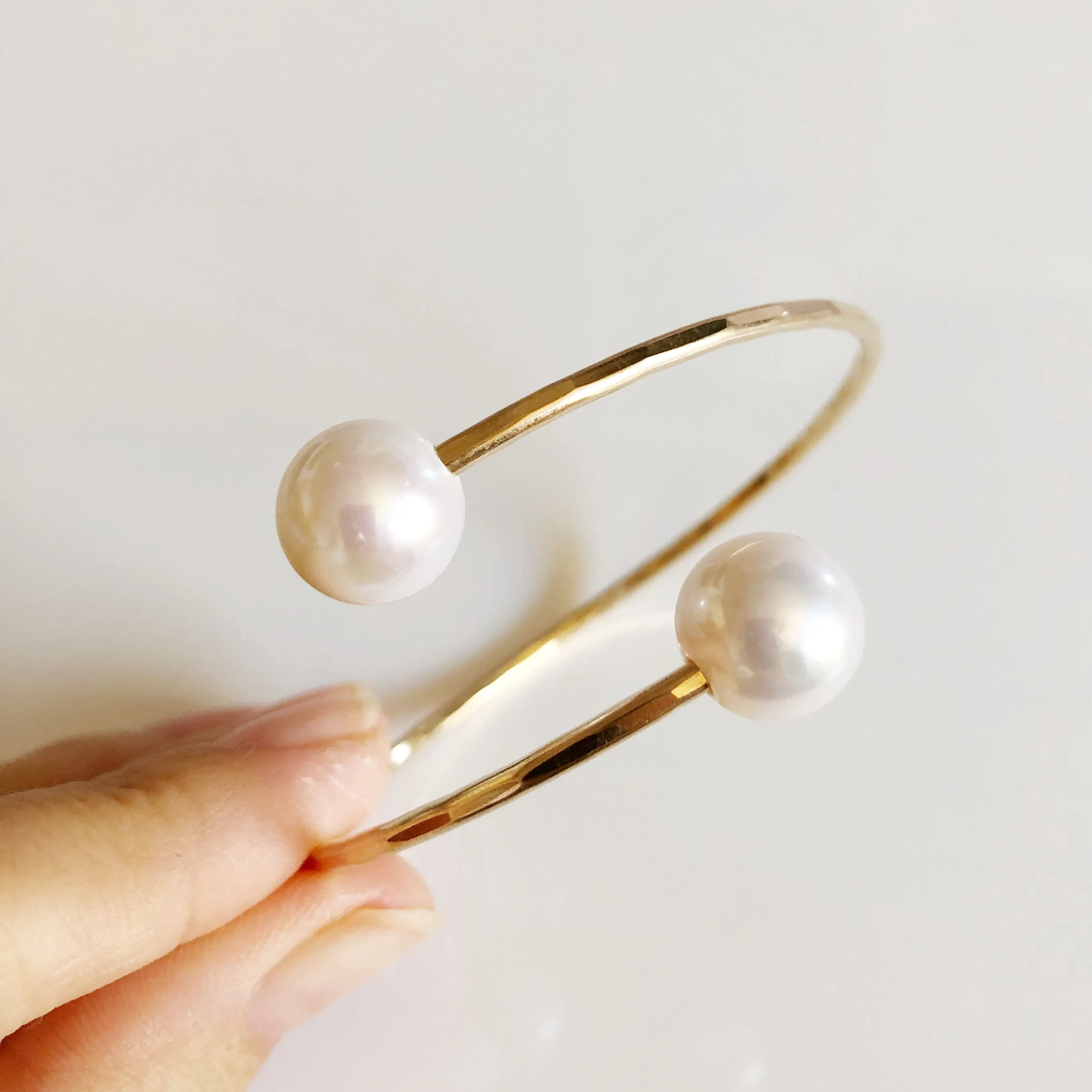 Cuff LEIA - white Edison pearls (B355)